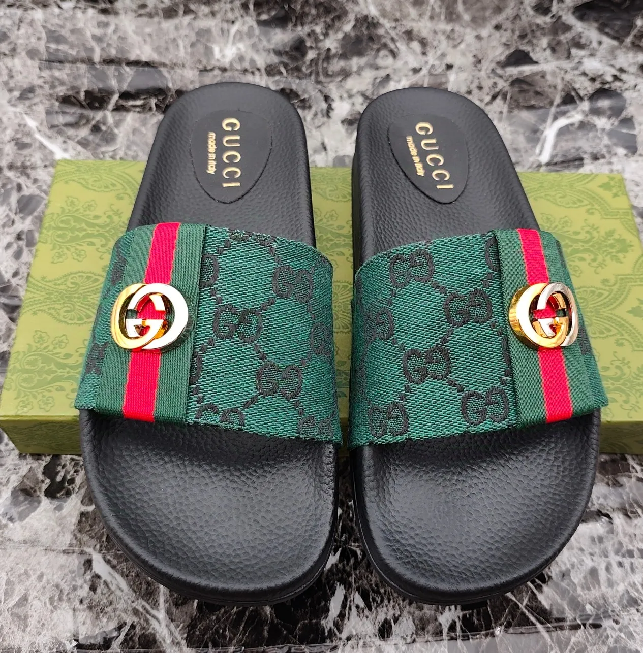 👟👟Ex-factory price 260👟👟 (available all year round), same style for men and women, size 35--48. Couple style🎗Louis Vuitton "LV" slippers, a much-anticipated one, so beautiful that it will melt your hearts❤! It is simply a masterpiece of extraordinary craftsmanship. It is a must-have for everyone. It is made by open mold. It feels Q-bounce and super soft on the feet. It is super delicate on the feet. It is an exclusive model. There are many layouts, so there is always one you like🎉🎉